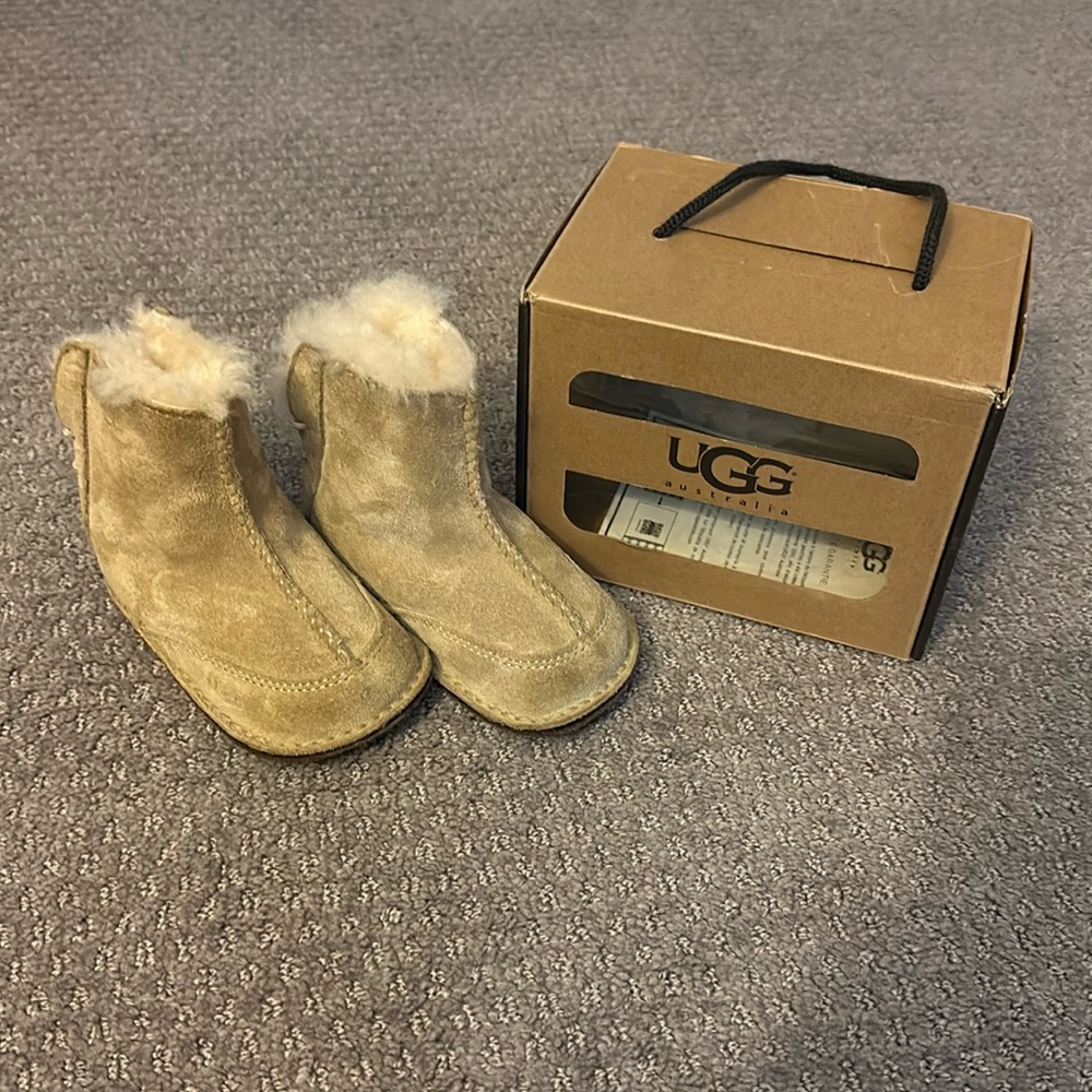 •UGG• Toddler Sand Colored Pull On Boot